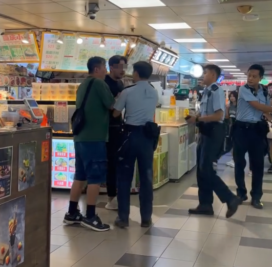 葵涌廣場2樓一間二手書店,一名22歲、持有香港身份證的巴基斯坦裔男銷售員疑因爭客問題與鄰舖職員起爭執。期間有人報案求助。警員處理案件期間有人極不合作及情緒激動,最終以「在公眾地方作出擾亂秩序行為」拘捕男子。(Threads)